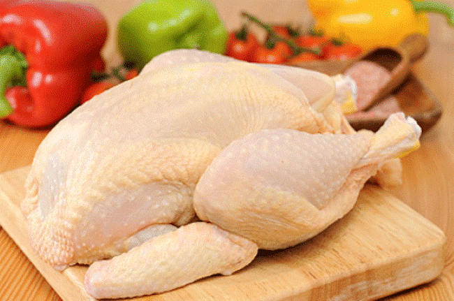 Tuy nhiênkhi chọn mua thịt gà, bạn cần hết sức chú ý.Bởithịt những con gà khỏe mạnh thì có nhiều lợi ích cho sức khỏe, còn trong trường hợp ăn phải thịt những con gà bị bệnh cúm gia cầm thì sẽ rất nguy hiểm, thậm chí đe dọa tính mạng của bạn.